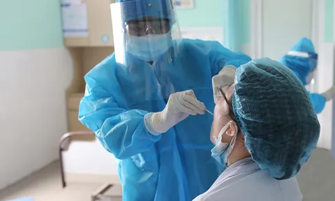 Điều dưỡng chăm sóc bệnh nhân COVID-19 đã bị nhiễm virus